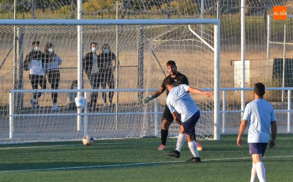 Foto 4 - El Ciudad Rodrigo golea a la UD Serrana en un partido de entrenamiento sin ninguna historia  