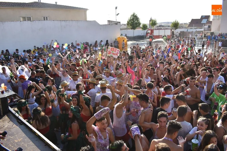 Jóvenes peñistas se divierten en el tradicional chupinazo festivo / Archivo