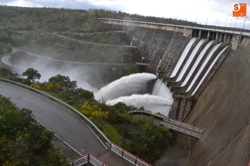 La presa de Irueña se ubica en el río Águeda, afluente del río Duero por la margen izquierda, en los términos municipales de El Bodón y El Sahugo
