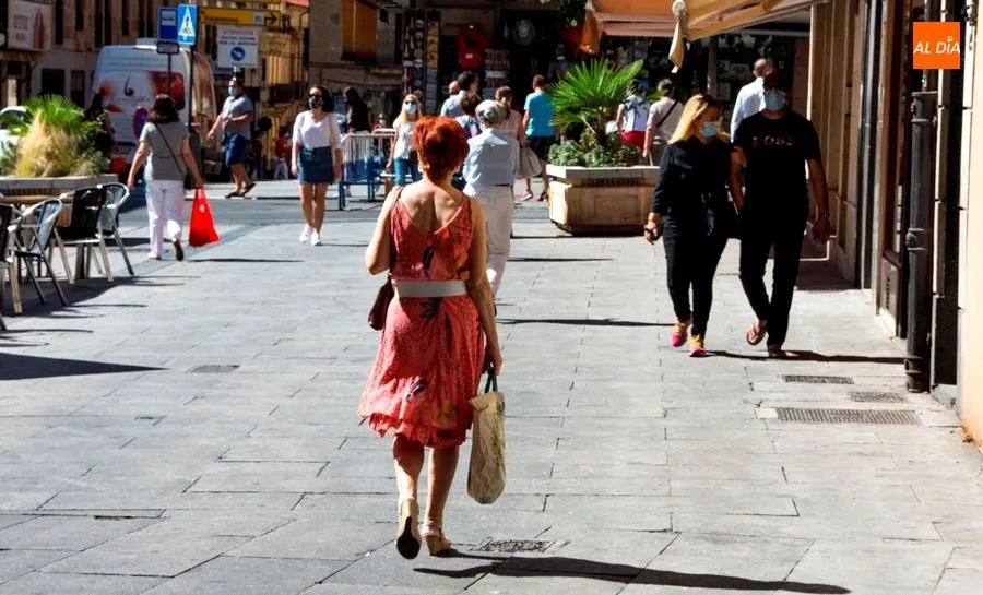 Viandantes en el centro de Salamanca. Foto de archivo
