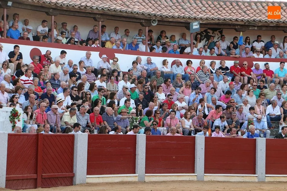 Público en la plaza de toros de Guijuelo en un festejo anterior a la pandemia - Archivo
