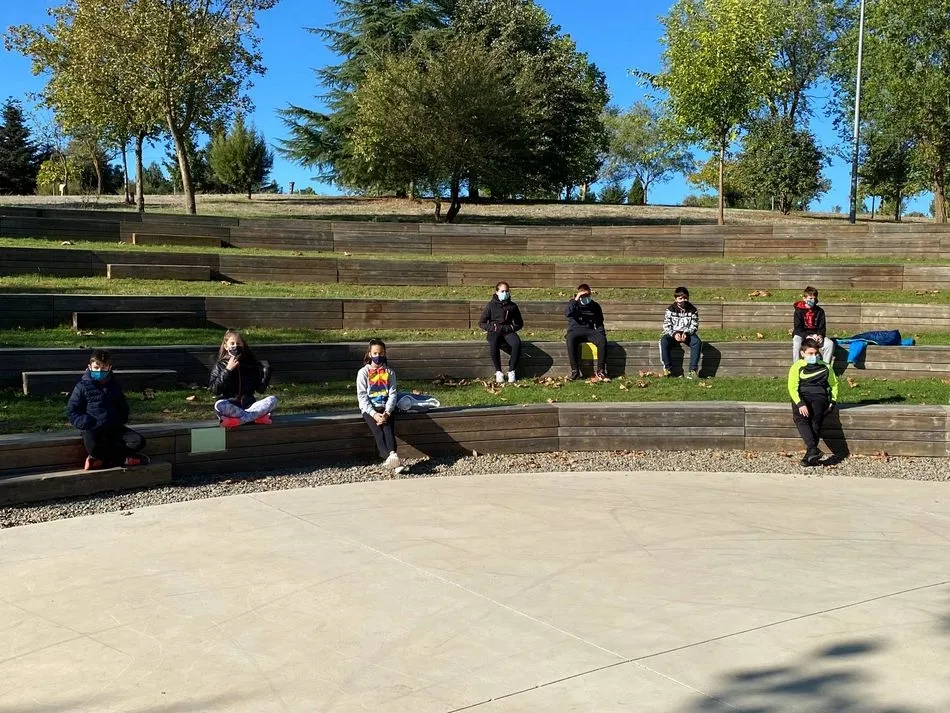 Los nuevos alumnos acudieron manteniendo distancia social y otras medidas de prevención ante la Covid-19 - Fotos: Ayto. Guijuelo