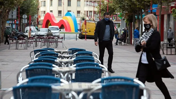 Terraza de un bar vacía en Miranda de Ebro, Burgos, Castilla y León. EP