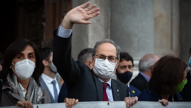 El presidente de la Generalitat inhabilitado, Quim Torra, ha desplegado este lunes a su salida del Palau de la Generalitat la pancarta con el lema Llibertat presos polítics i exiliats. EP
