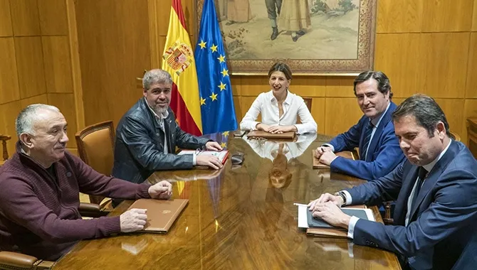 La ministra de Trabajo y Economía Social, Yolanda Díaz; los secretarios generales de UGT y CCOO, Pepe Álvarez y Unai Sordo; el presidente de CEOE, Antonio Garamendi, y el presidente de Cepyme, Gerardo Cuerva