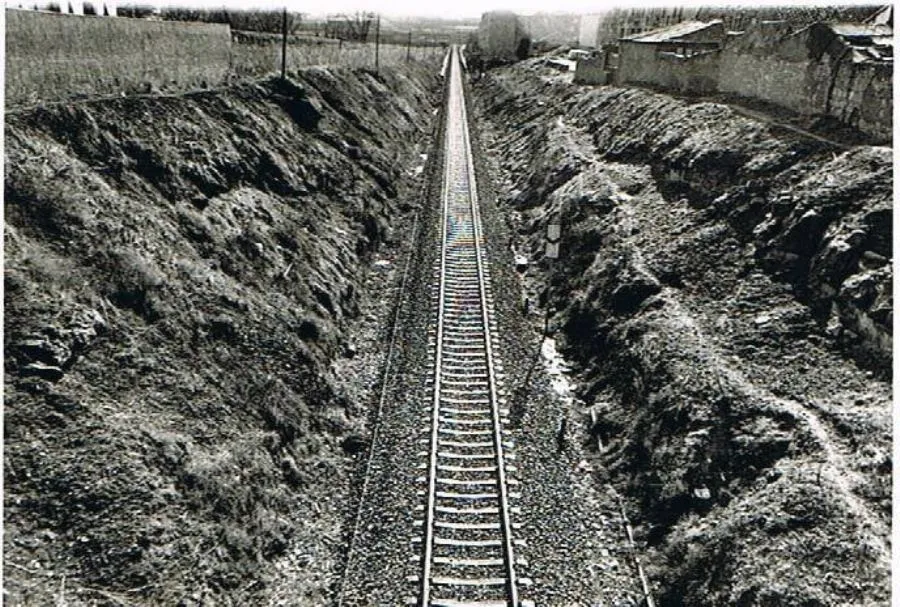 La vía del ferrocarril desde el puente del paseo de San Antonio