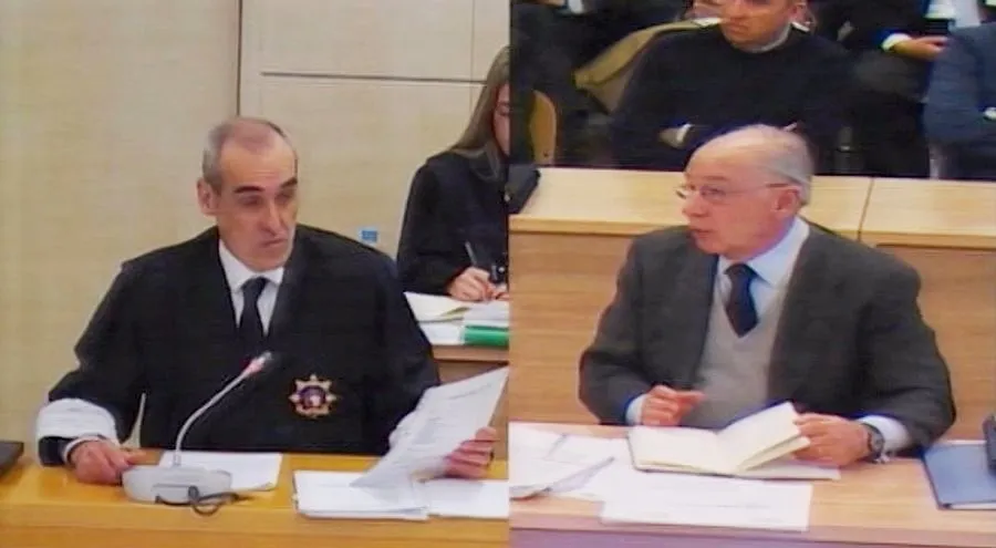 Sesión de interrogatorio por parte de la Fiscalía Anticorrupción con el fiscal, Alejandro Luzónal, pantalla izquierda, al expresidete de Bankia, Rodrigo Rato, pantalla derecha, en el marco del juicio por la salida a Bolsa de la entidad en julio de 2011. -