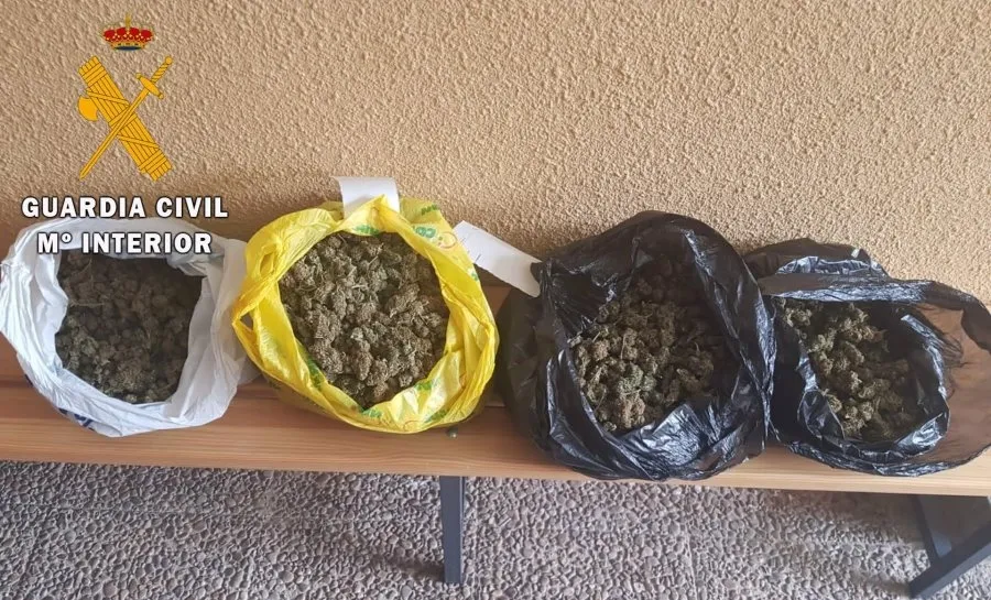 Droga incautada en la A-66 en Martinamor (Salamanca). Foto GUARDIA CIVIL - Archivo