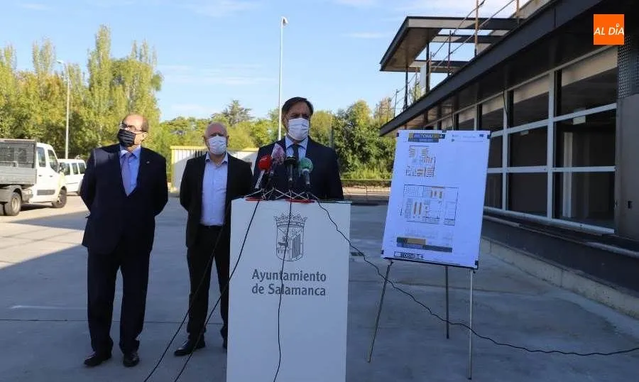 El alcalde de Salamanca, Carlos García Carbayo, visita las obras de construcción del nuevo Centro de Emprendimiento y Formación Tormes+. Foto de Lydia González