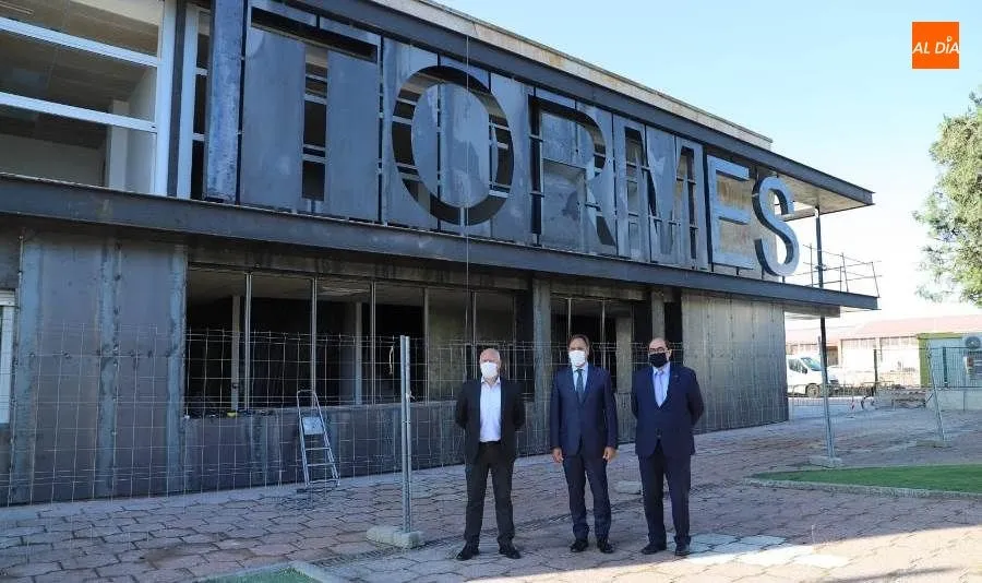 Visita del alcalde de Salamanca, Carlos García Carbayo, a las obras en la antigua Casa del Campo ubicada en la avenida de Lasalle. Foto de Lydia González