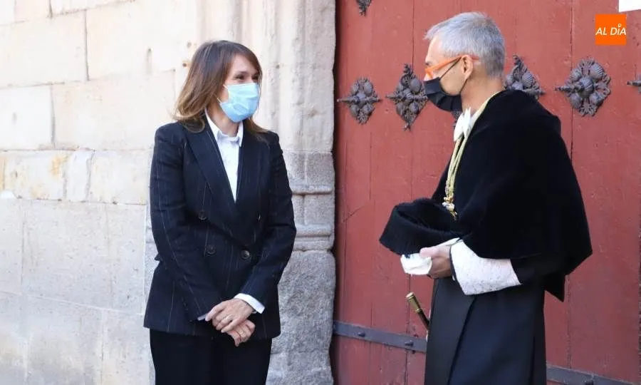 La consejera de Educación la Junta de Castilla y León, Rocío Lucas, en Salamanca, junto al rector de la USAL, Ricardo Rivero. Foto de Lydia González