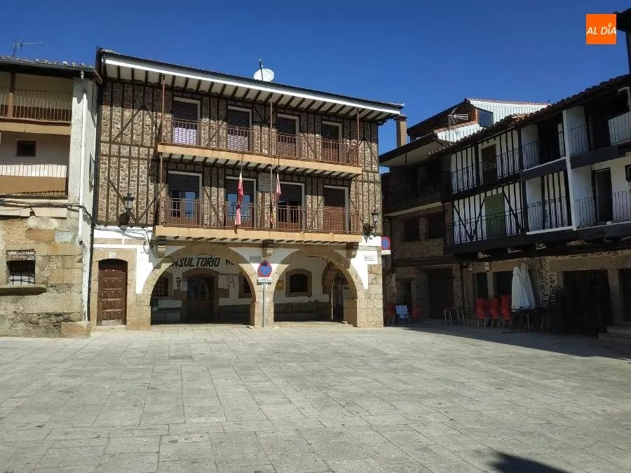 Plaza Mayor de Sotoserrano vacía en este martes. Foto de Kiko Robles