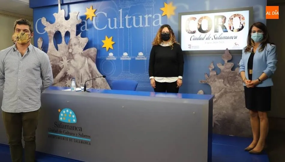 La concejala de Educación, Mª Victoria Bermejo, junto a los responsables del Coro Ciudad de Salamanca