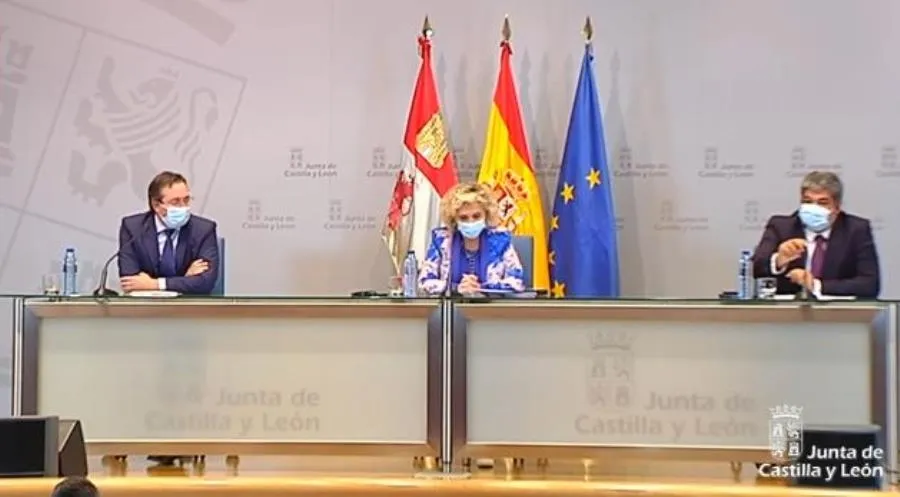 La consejera de Sanidad, Verónica Casado, junto a los coordinadores regionales de Medicina Interna, los doctores Carlos Dueñas y Graciliano Estrada