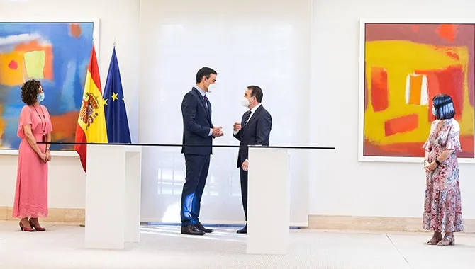 El presidente del Gobierno, Pedro Sánchez. y el presidente de la Federación Española de Municipios y Provincias y alcalde de Vigo, Abel Caballero. EP