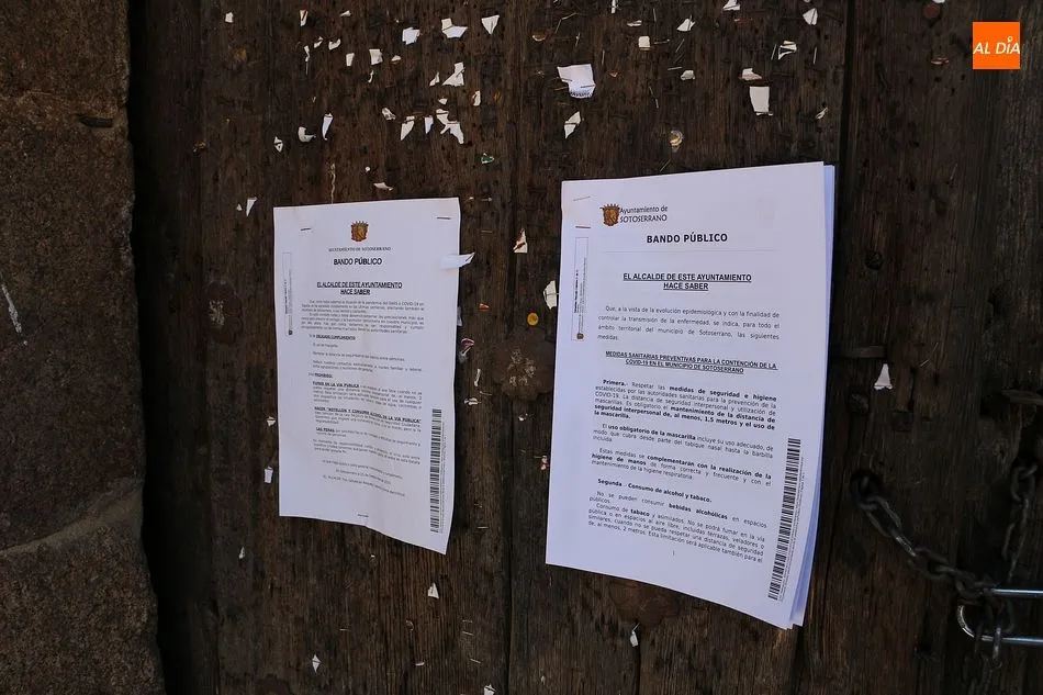 Bandos municipales que anuncian el confinamiento en la Plaza Mayor de Sotoserrano - Kiko Robles