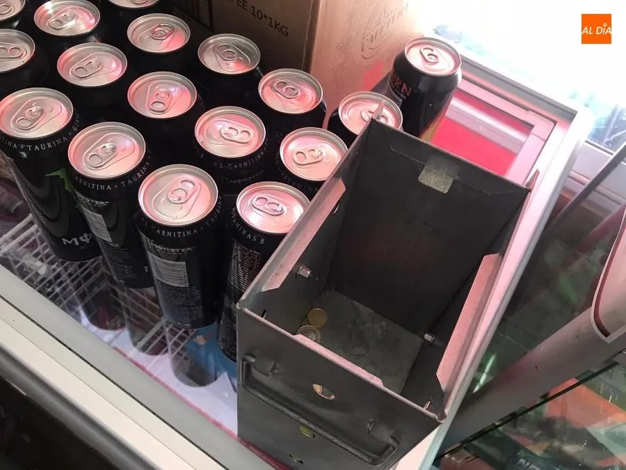 Foto 4 - Dos detenidos por reventar una m&aacute;quina expendedora de bebidas en la carretera de Ledesma