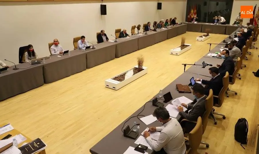 Pleno de la Diputación en la sala de ensayos del Palacio de Congresos. Foto de Lydia González