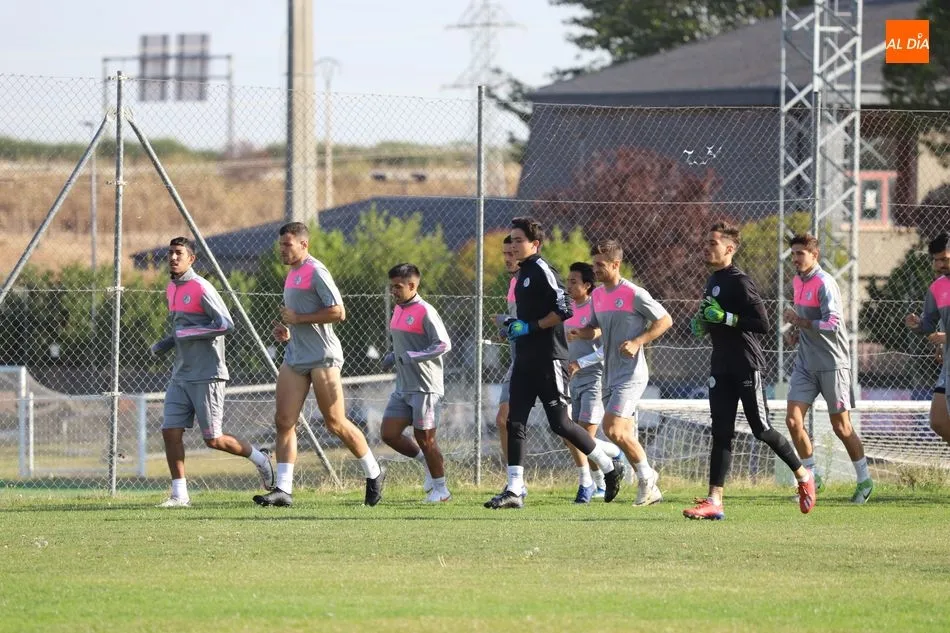 Miguel Barba, apodado como Maik, (en el centro de la imagen) trota con sus compañeros en el entrenamiento de este miércoles / Lydia González