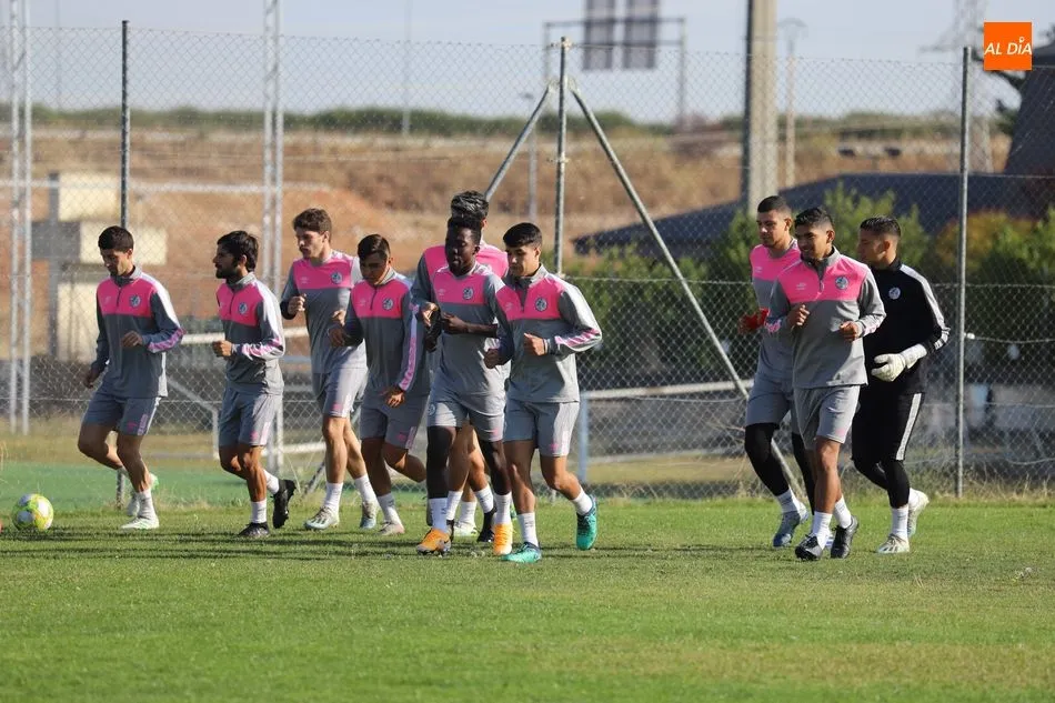 Foto 10 - El Salamanca UDS se pone a tono para reencontrarse con su afici&oacute;n en el Helm&aacute;ntico sin Fabio y...