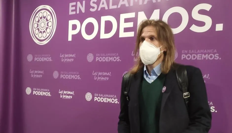 El secretario general de Podemos Castilla y León, Pablo Fernández, ofrecía una rueda de prensa en Salamanca este miércoles. Foto EP