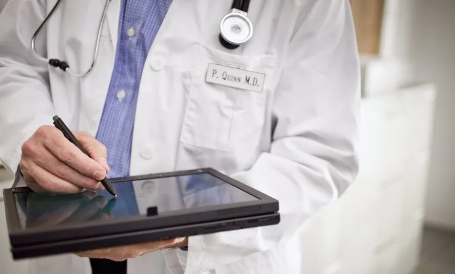 El Consejo General de Colegios Oficiales de Médicos lamenta también que se adopten este tipo de medidas sin contemplar acciones para paliar la precariedad y temporalidad de miles de facultativos