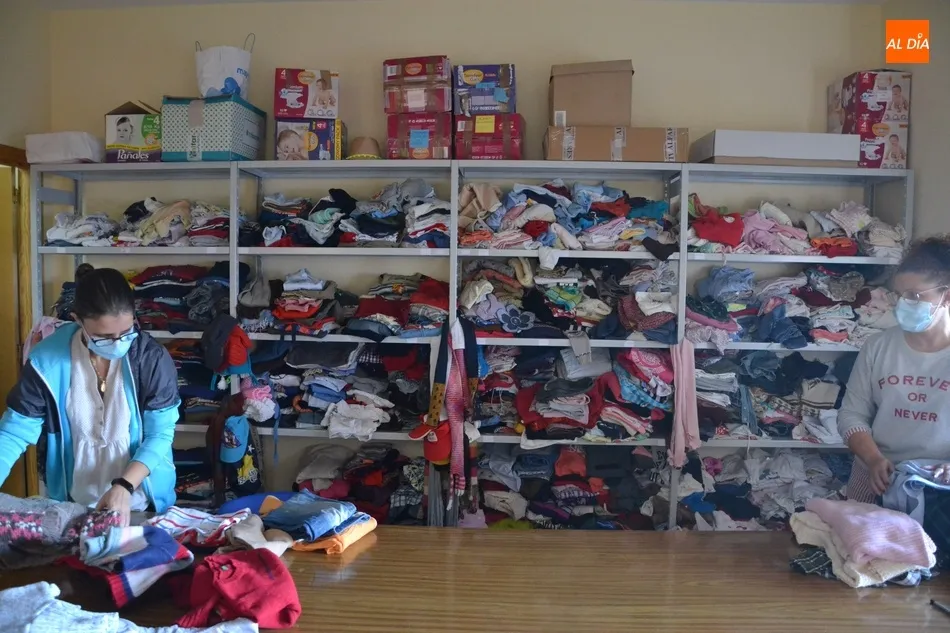 Foto 4 - Reabre sus puertas el ropero infantil gratuito de la Parroquia de El Salvador  