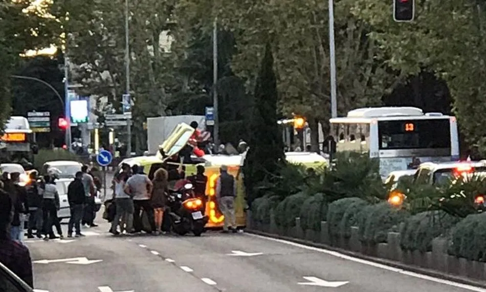 Foto 2 - Una ambulancia del Sacyl vuelca aparatosamente en el cruce del Paseo de Carmelitas y la Avenida de...