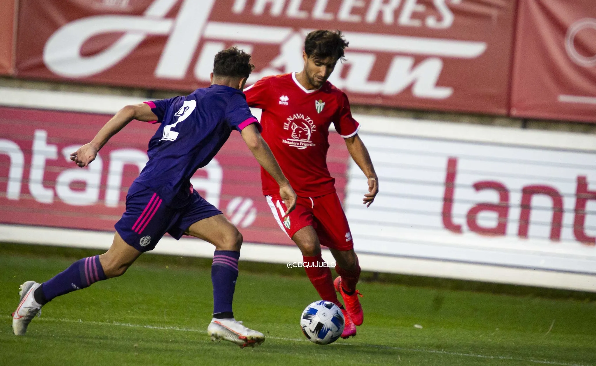 Una acción del primer partido del torneo / CD Guijuelo