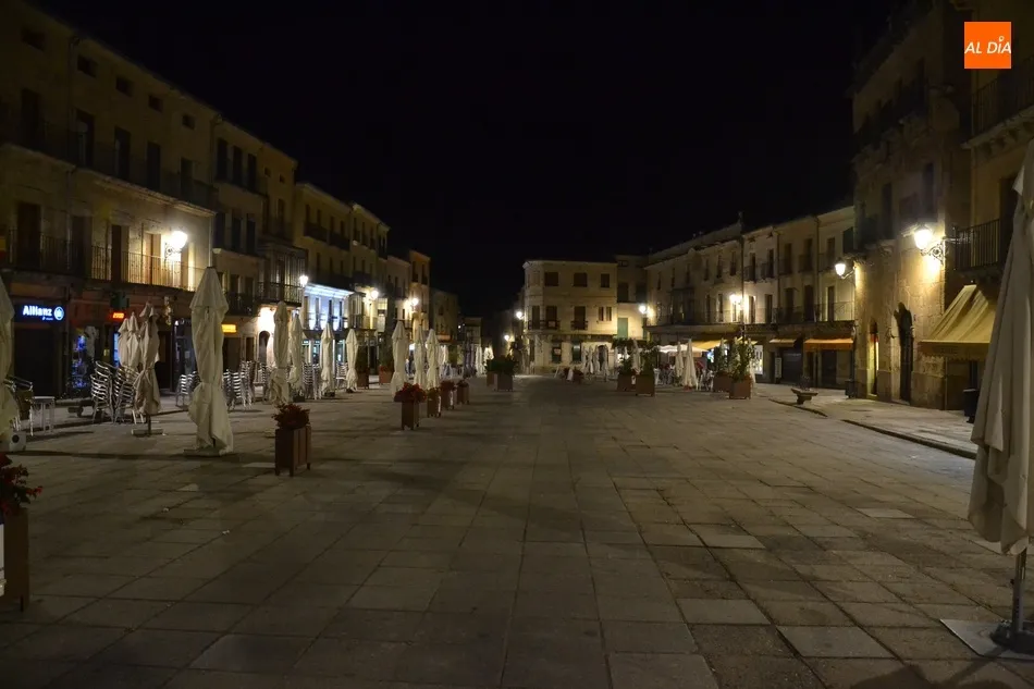 Foto 2 - La Plaza Mayor de Ciudad Rodrigo estrena iluminaci&oacute;n  