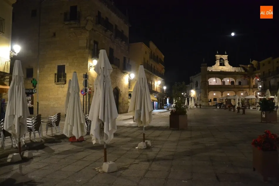 Foto 4 - La Plaza Mayor de Ciudad Rodrigo estrena iluminaci&oacute;n  