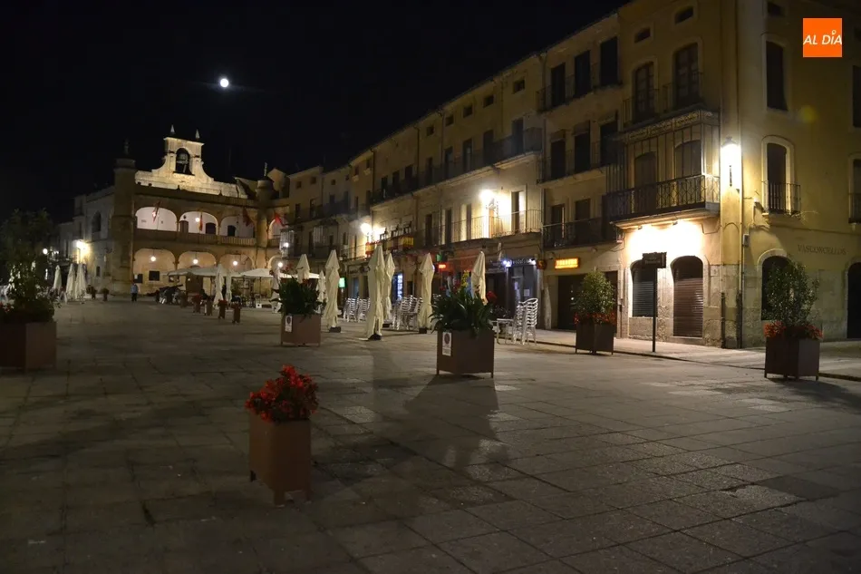 Foto 3 - La Plaza Mayor de Ciudad Rodrigo estrena iluminaci&oacute;n  