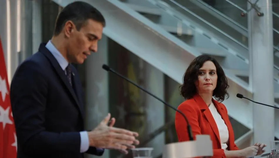 El presidente del Gobierno, Pedro Sánchez, y la presidenta de la Comunidad de Madrid, Isabel Díaz Ayuso, ofrecen una rueda de prensa tras su reunión en la sede de la Presidencia regional, en Madrid (España). Foto de J. Hellín. POOL - EP