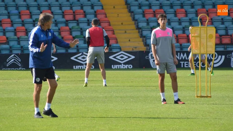 Fer Romero observa atentamente a Sergio Egea