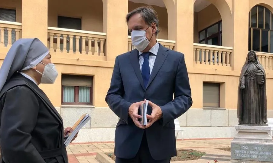 El alcalde de Salamanca, Carlos García Carbayo, en su visita de hoy a las Hermantas de los Pobres