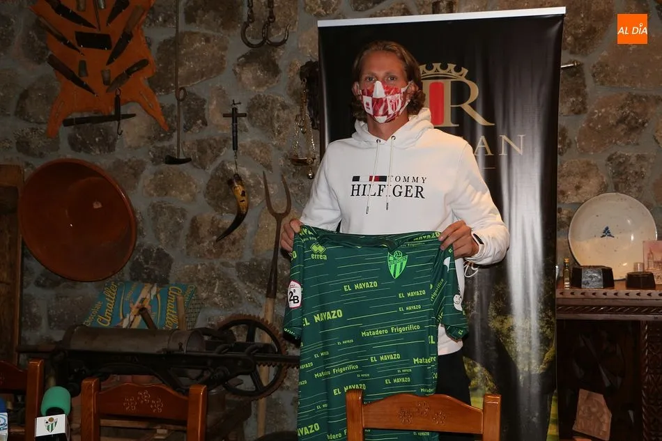 Foto 2 - El CD Guijuelo presenta oficialmente a Sarkauskas y a Eizmendi