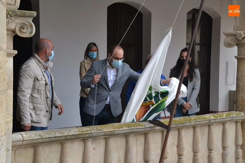Foto 6 - Ciudad Rodrigo iza con reivindicaci&oacute;n incluida la bandera de Los Pueblos M&aacute;s Bonitos de Espa&ntilde;a  