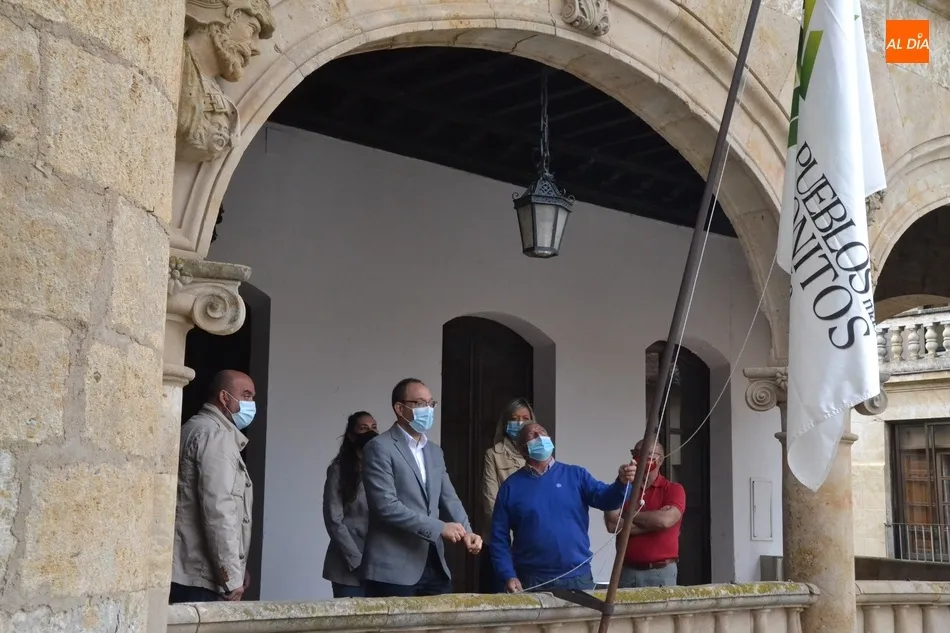Foto 2 - Ciudad Rodrigo iza con reivindicaci&oacute;n incluida la bandera de Los Pueblos M&aacute;s Bonitos de Espa&ntilde;a  