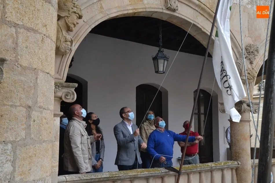 Ciudad Rodrigo iza con reivindicación incluida la bandera de Los Pueblos Más Bonitos de España  