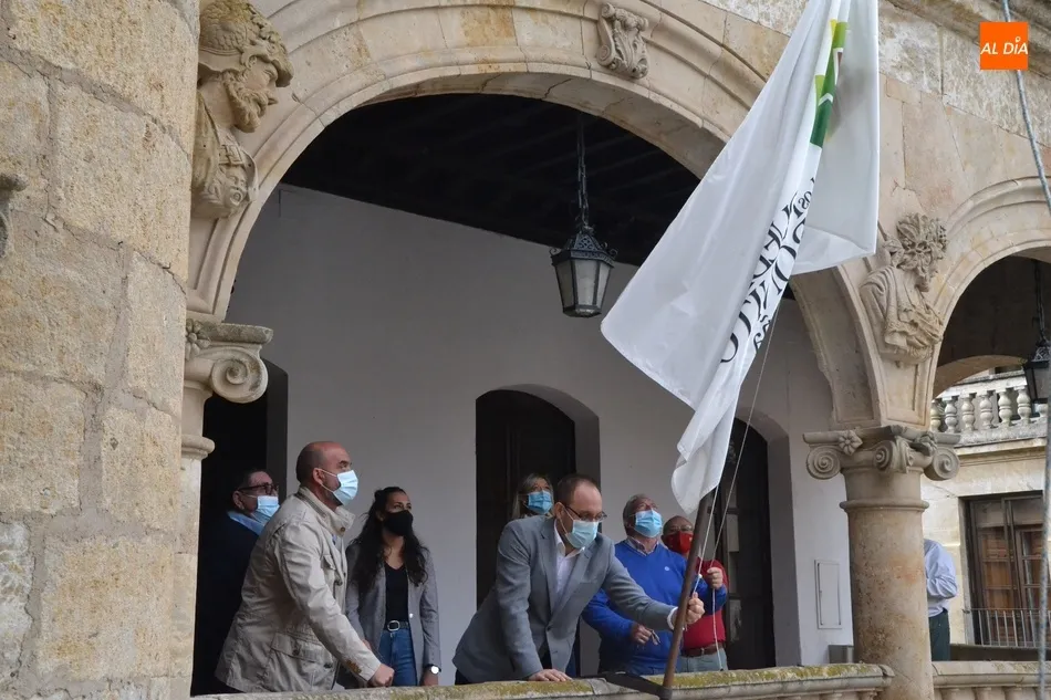 Foto 3 - Ciudad Rodrigo iza con reivindicaci&oacute;n incluida la bandera de Los Pueblos M&aacute;s Bonitos de Espa&ntilde;a  