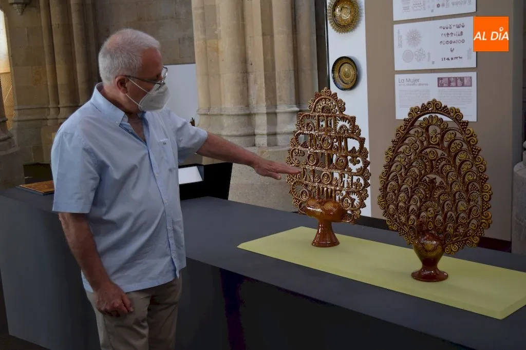 Luciano Hernández Ramos enseña piezas de su exposición de alfarería / Pedro Zaballos