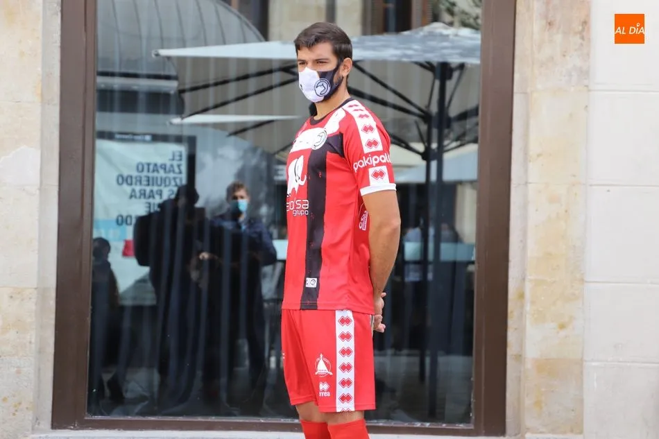 Foto 7 - Unionistas presenta su nueva piel para la 2020/2021: equipaciones blanquinegra y roja para tratar...