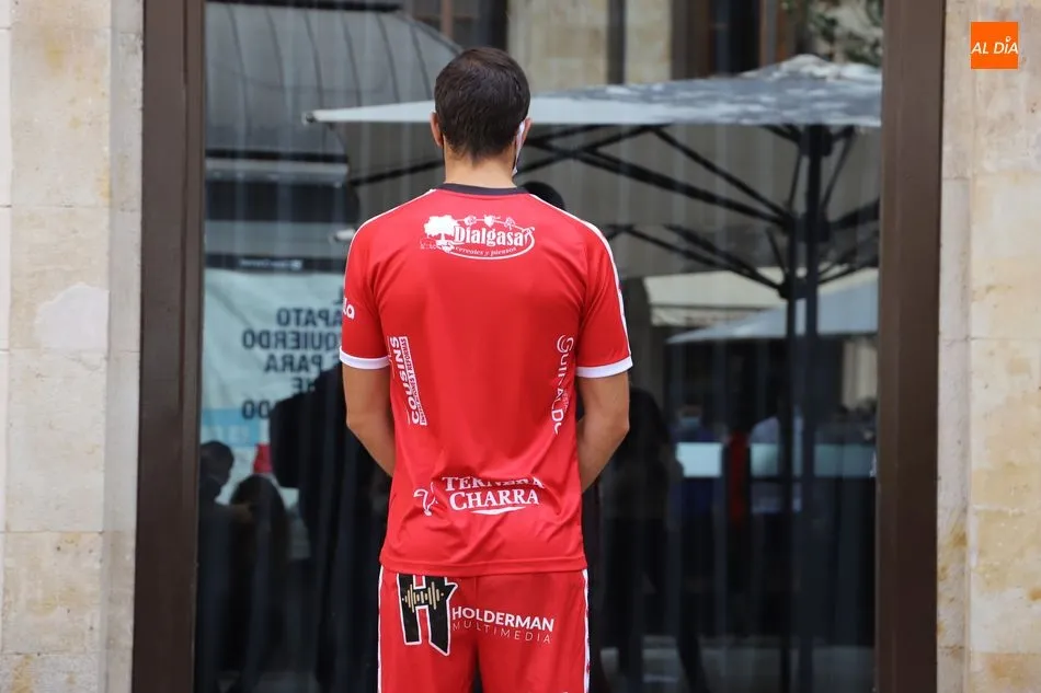 Foto 4 - Unionistas presenta su nueva piel para la 2020/2021: equipaciones blanquinegra y roja para tratar...