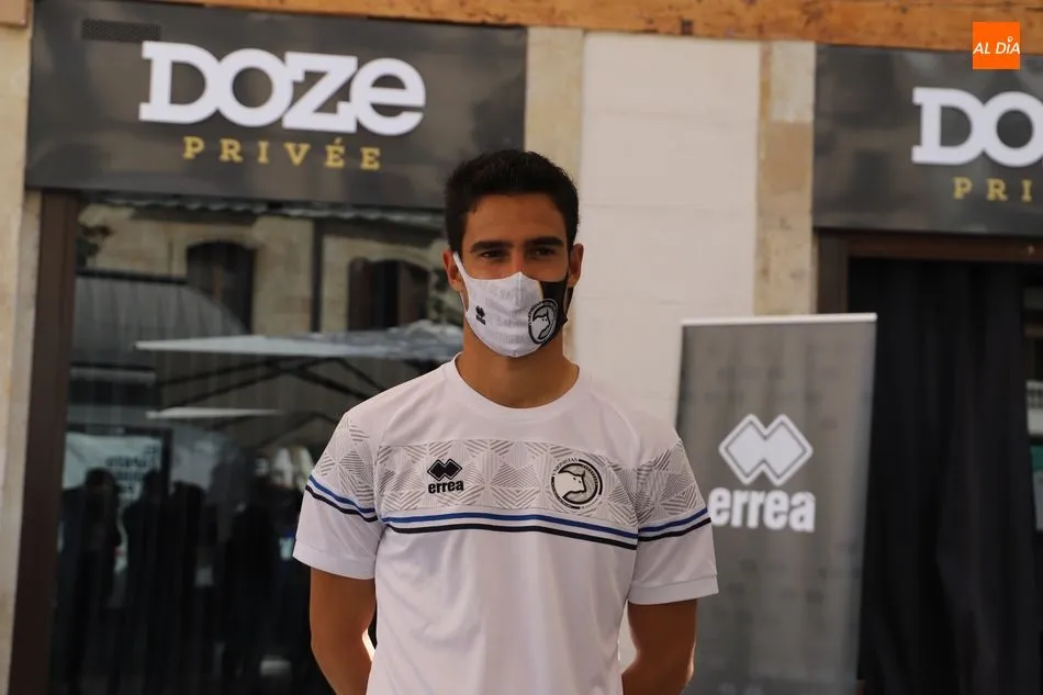 Foto 8 - Unionistas presenta su nueva piel para la 2020/2021: equipaciones blanquinegra y roja para tratar...