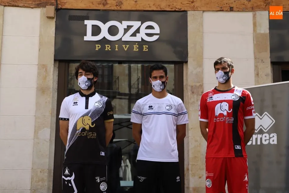 Foto 6 - Unionistas presenta su nueva piel para la 2020/2021: equipaciones blanquinegra y roja para tratar...