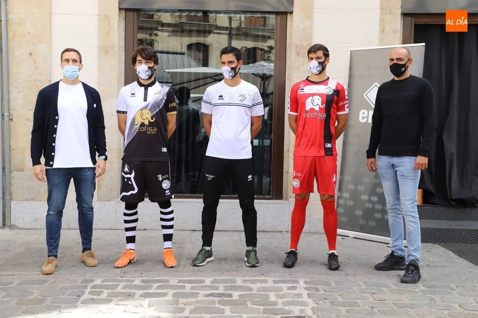 Foto 11 - Unionistas presenta su nueva piel para la 2020/2021: equipaciones blanquinegra y roja para tratar...