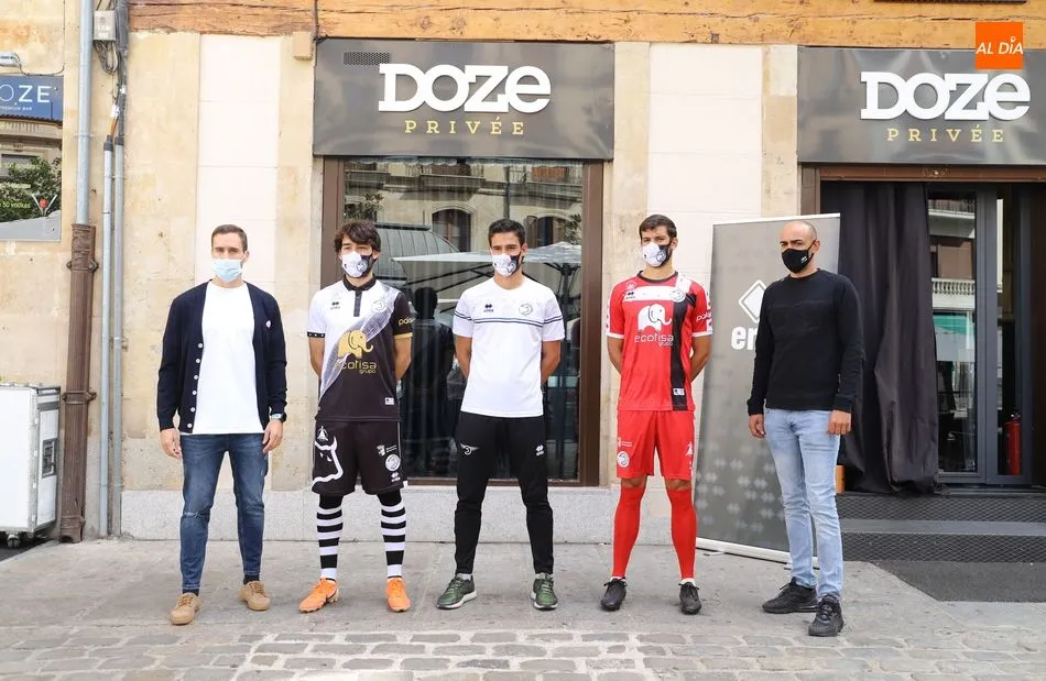 Foto 3 - Unionistas presenta su nueva piel para la 2020/2021: equipaciones blanquinegra y roja para tratar...