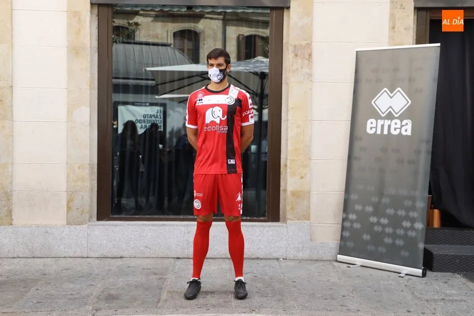Foto 9 - Unionistas presenta su nueva piel para la 2020/2021: equipaciones blanquinegra y roja para tratar...
