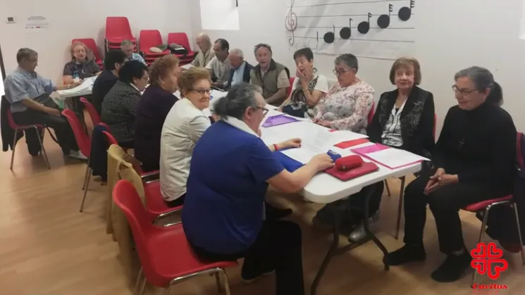 Cáritas difunde un vídeo con fotografías de su grupo de mayores  