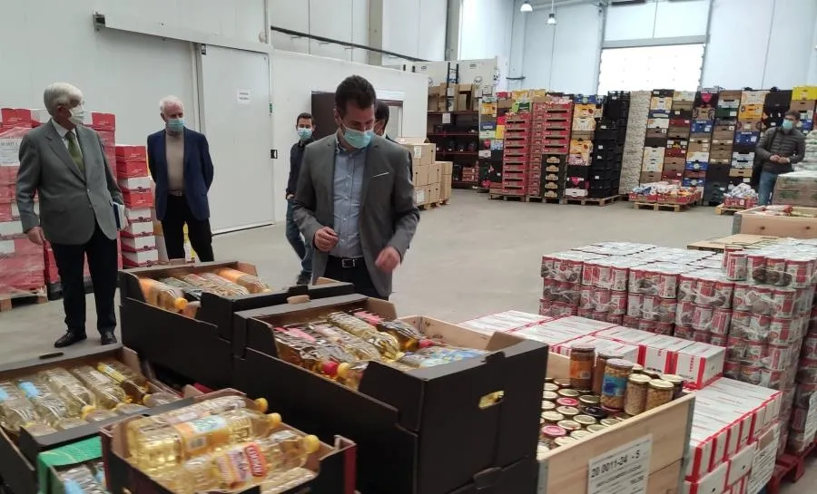 Luis Tudanca en su visita al Banco de Alimentos de Salamanca. Foto EP
